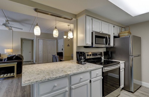Hilton Head Island Condo | Luxury Updated 2 BR condo near the Ocean Bikes & Beach Gear included