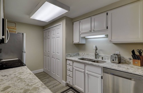 Hilton Head Island Condo | Luxury Updated 2 BR condo near the Ocean Bikes & Beach Gear included