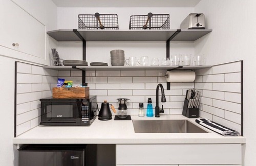 Ladera Heights Apartment | Luxury Studio 15 Mins to Beaches & LAX