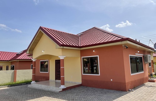 East Legon House | Luxury Vacation Home Private & Quintessential 2.4 mile to Accra center