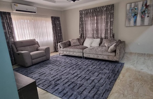 East Legon House | Luxury Vacation Home Private & Quintessential 2.4 mile to Accra center