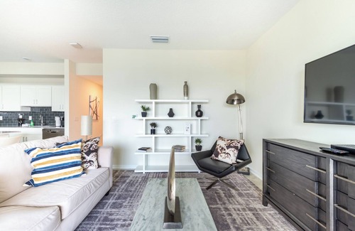 Kissimmee Condo | Luxury Vacation 2BR/2BA Condo Near Theme Parks and Shopping – Immaculately Clean