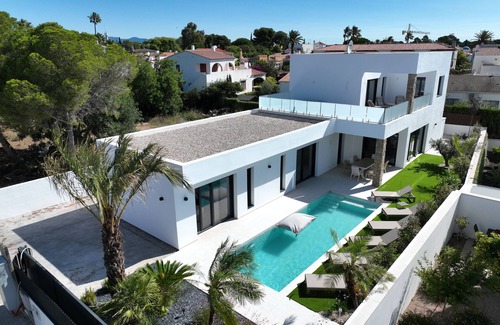 Cambrils Villa | Luxury vacation home for 8 people with heated saltwater pool, 450 m from the sea