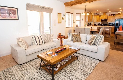 Kanab House | Luxury Vacation Home in Southern Utah with Pool and Hot Tub. Near Zion and Bryce