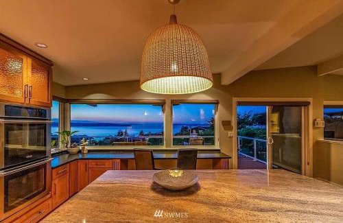 Federal Way House | Luxury Vacation House with Breathtaking Soundview