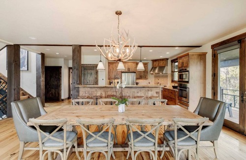 Wellington House | Luxury Vacation Rental | Sleeps 12 | Walk to Main Street