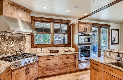 Wellington House | Luxury Vacation Rental | Sleeps 12 | Walk to Main Street