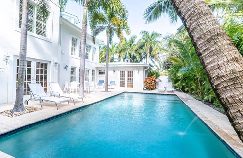 Southside House | Luxury vacation resort experience. 10 min to beaches, restaurants, golf & shops.