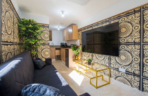 Leyton Apartment | Luxury Versace 1 Bed, Hot Tub, Pool Table, Sky Tv