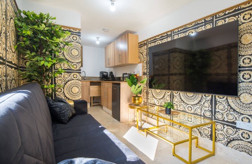 Leyton Apartment | Luxury Versace 1 Bed, Hot Tub, Pool Table, Sky Tv
