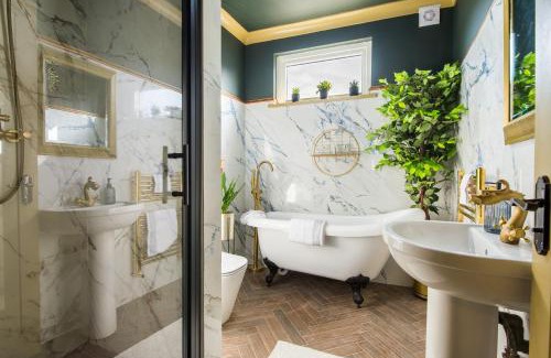 Leyton Apartment | Luxury Versace 2 Bed Hot Tub Pool Table Sky Tv