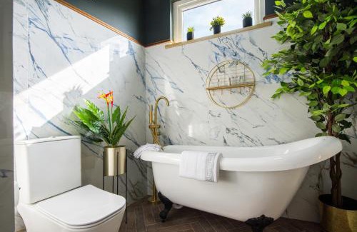 Leyton Apartment | Luxury Versace 2 Bed Hot Tub Pool Table Sky Tv