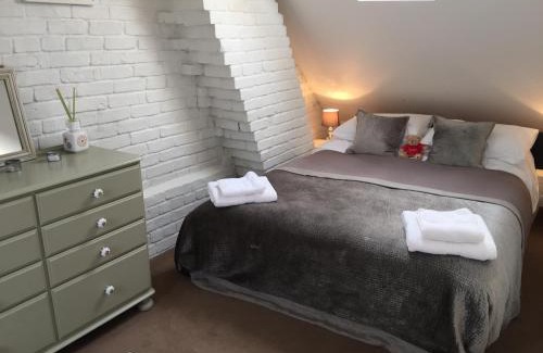 Poole House | Luxury Victorian Cottage in quiet location by town centre and quay - log fires - full Virgin TV including sport and movies - fibre broadband - dog friendly