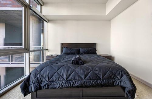 Uptown Apartment | Luxury Victory Park VYBE!