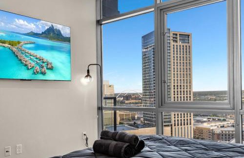 Uptown Apartment | Luxury Victory Park VYBE!
