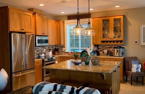 Quincy House | Luxury View Home on the Columbia River, Golf, Wineries & Gorge Amphitheater