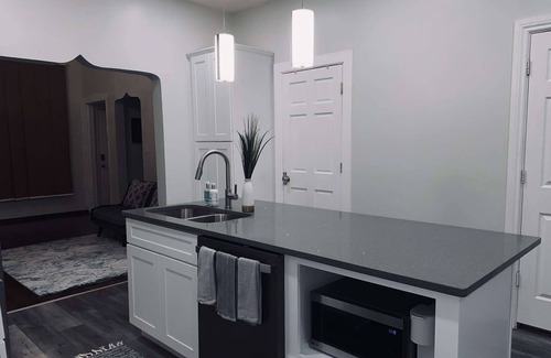 Little Village Apartment | Luxury Villa 10 minutes to Downtown