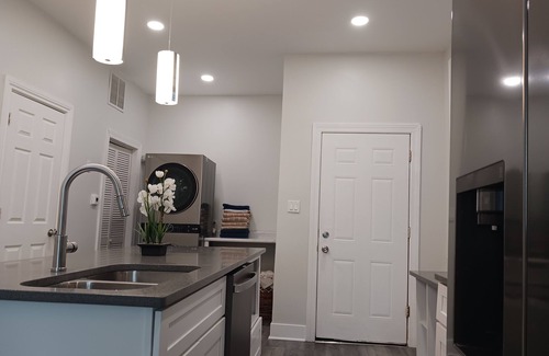 Little Village Apartment | Luxury Villa 10 minutes to Downtown