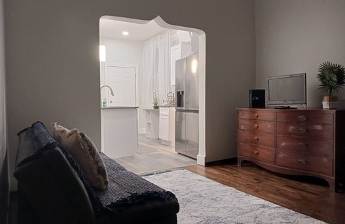 Little Village Apartment | Luxury Villa 10 minutes to Downtown