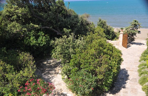 Albinia Villa | Luxury Villa 20 steps from the beach.