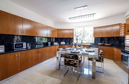 Peyia Town Villa | Luxury Villa 5 Star 7 Bdrm Private Villa: HotTub, SeaViews, Pool, Gardens