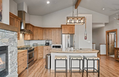 Bear Crossing House | Luxury Villa 745I Hot Tub I Great Views I Best Price I FREE Adventures Daily