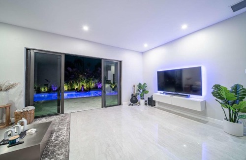 Golden Glades Villa | Luxury Villa Amara w/Heated Pool/Sauna/Gym/BBQ
