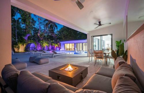 Golden Glades House | Luxury Villa Azure with Heated Pool 20 minutes to Beach