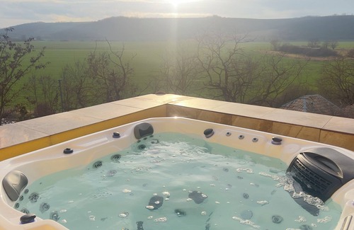 Bielovce Villa | Luxury Villa Beelvita – Relaxing, Jacuzzi, Nature, WiFi, Parking