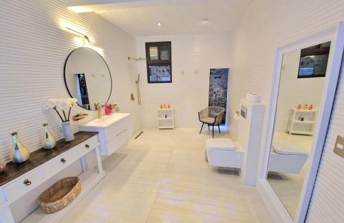 Santa Cruz La Laguna Villa | Luxury Villa de Lalo Rooftop Lake View Nature 1min walk Beach-Brandnew