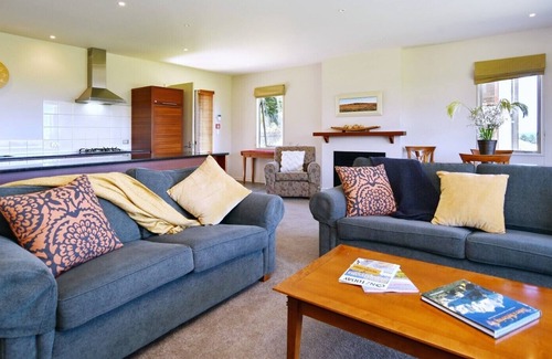 Windwhistle House | Luxury Villa in the Terrace Downs Resort Area
