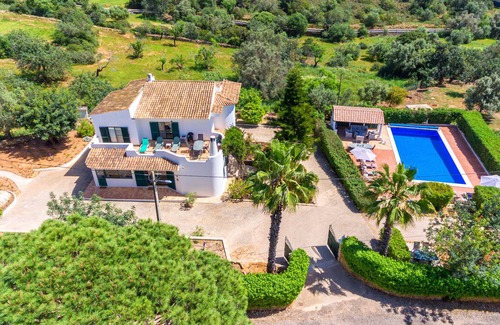 Quelfes Villa | Luxury Villa, Large Pool and Garden, Covered Eating Area, BBQ, Wi-