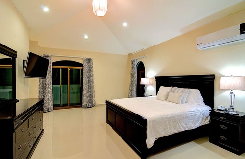 Marina el Cid Villa | LUXURY VILLA ON OCEAN WATERWAY AND PRIVATE INFINITY POOL