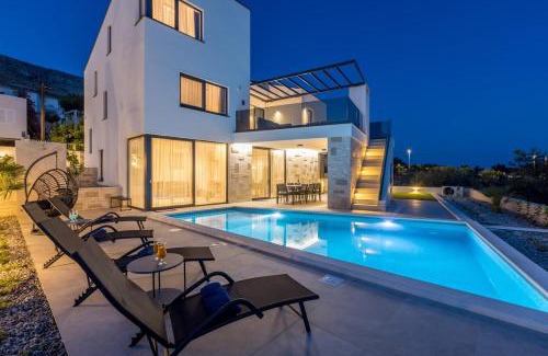 Podstrana Villa | Luxury Villa RoMa 1 ,with heated saltwater pool, parking, high speed Internet, BBQ,