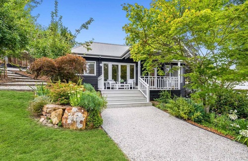 Daylesford Villa | Luxury Villa - simple stones throw from the lake