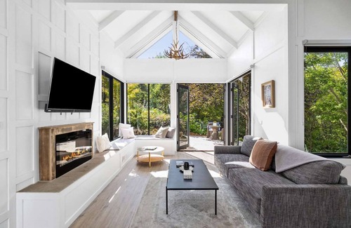 Daylesford Villa | Luxury Villa - simple stones throw from the lake