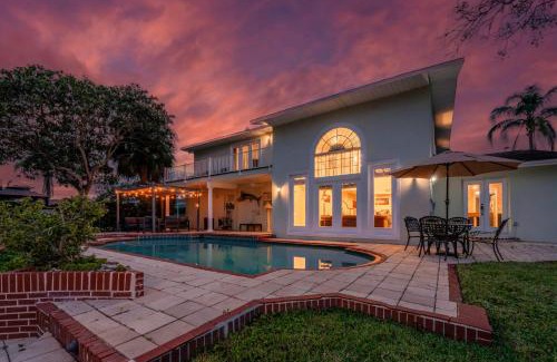Bay Crest Park House | Luxury Villa - Waterfront 5BR with kayaks