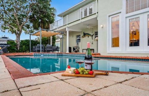 Bay Crest Park House | Luxury Villa - Waterfront 5BR with kayaks