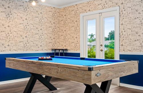 Bay Crest Park House | Luxury Villa - Waterfront 5BR with kayaks