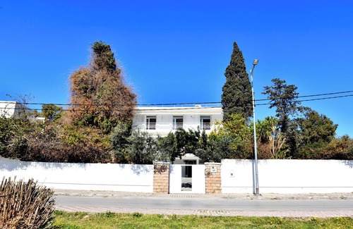 Amilcar Villa | Luxury Villa with central frontview on Historical Carthage Punic Ports