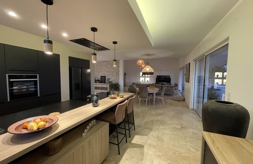 Saint-Pargoire Villa | Luxury Villa With Covered Terrace and Swimming Pool, Quiet, Close to the Sea