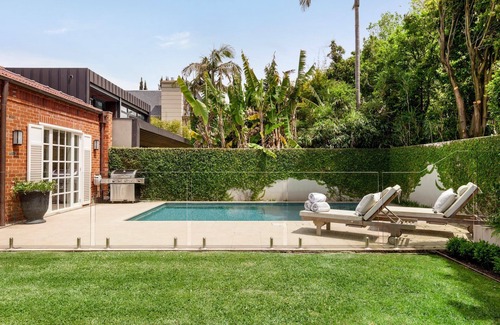 Toorak House | Luxury Villas Resort House Toorak (Heated Pool)