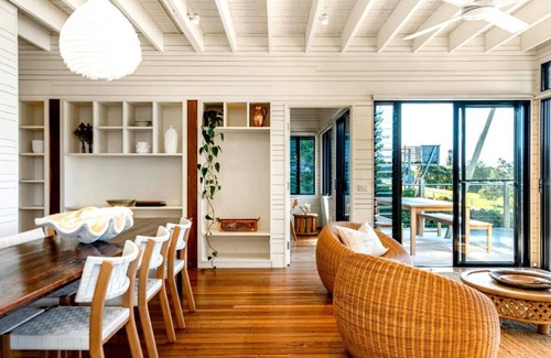 Broken Head House | Luxury Villas Seven Mile Beach House (With Car Parking)