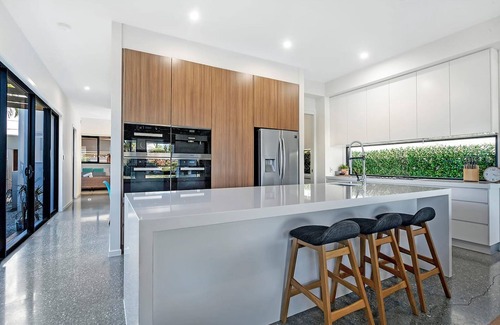 Broadbeach Waters House | Luxury Villas Wanderlust (heated pool)