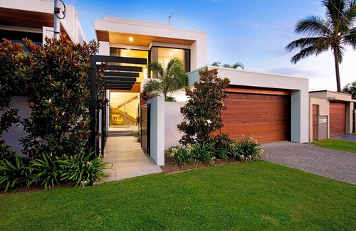 Broadbeach Waters House | Luxury Villas Wanderlust (heated pool)