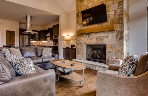 Fairmount On The River House | Luxury W/Mountain Views + Hot Tub + Ski Shuttle - River Song at the Shores