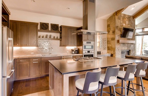 Fairmount On The River House | Luxury W/Mountain Views + Hot Tub + Ski Shuttle - River Song at the Shores