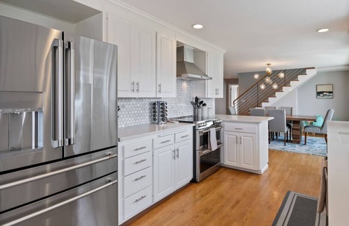 Broadview House | Luxury Water View 6BR Retreat with Hot Tub and Gym