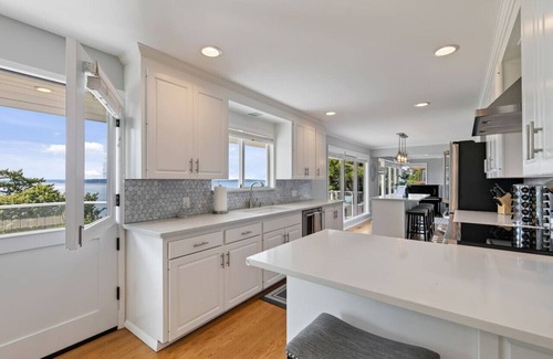Broadview House | Luxury Water View 6BR Retreat with Hot Tub and Gym