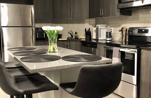 Grimsby Condo | Luxury Water-View Oasis